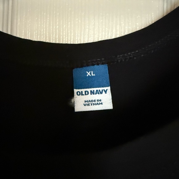 Old Navy Black Sleeveless Crop Top - Picture 2 of 3